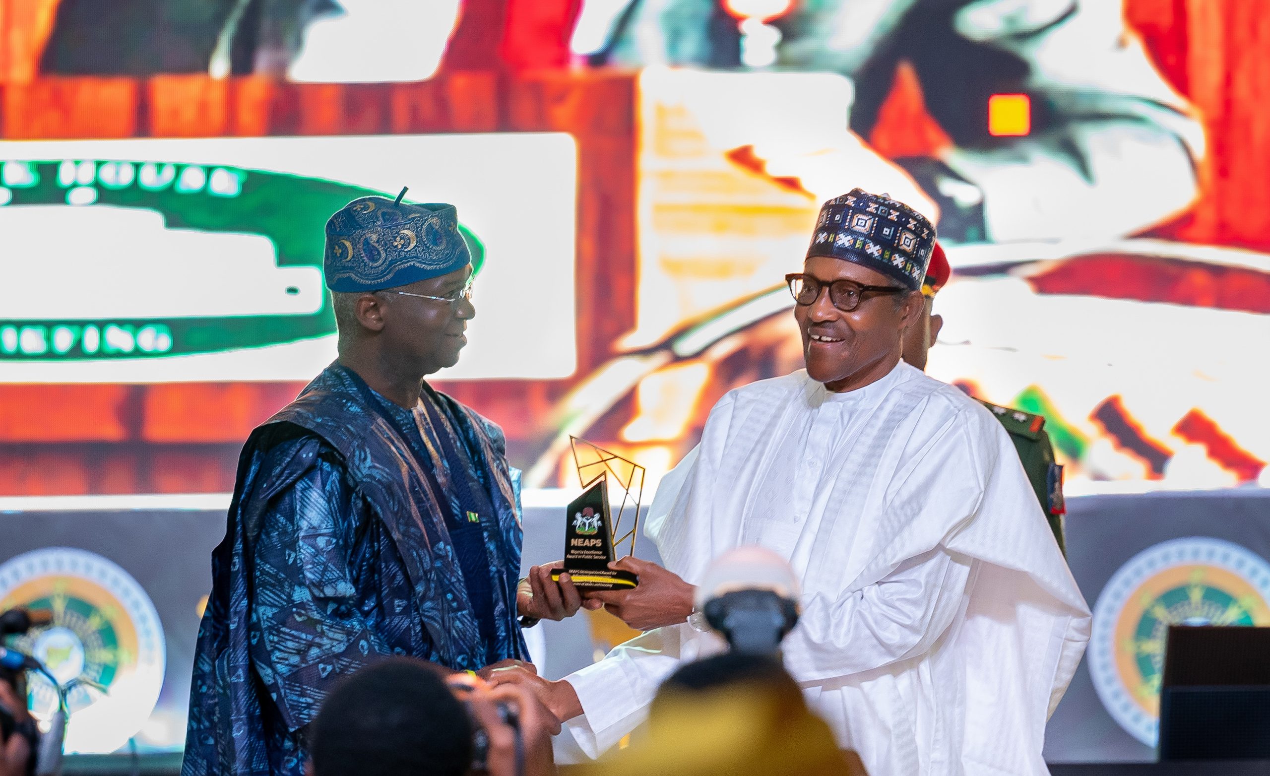 HE Presdient MUhammadu Buhari presenting the award for Infrastructure Delivery (Federal) to the Immediate past Minister of Works and Housing Babatunde Raji Fashola (SAN)