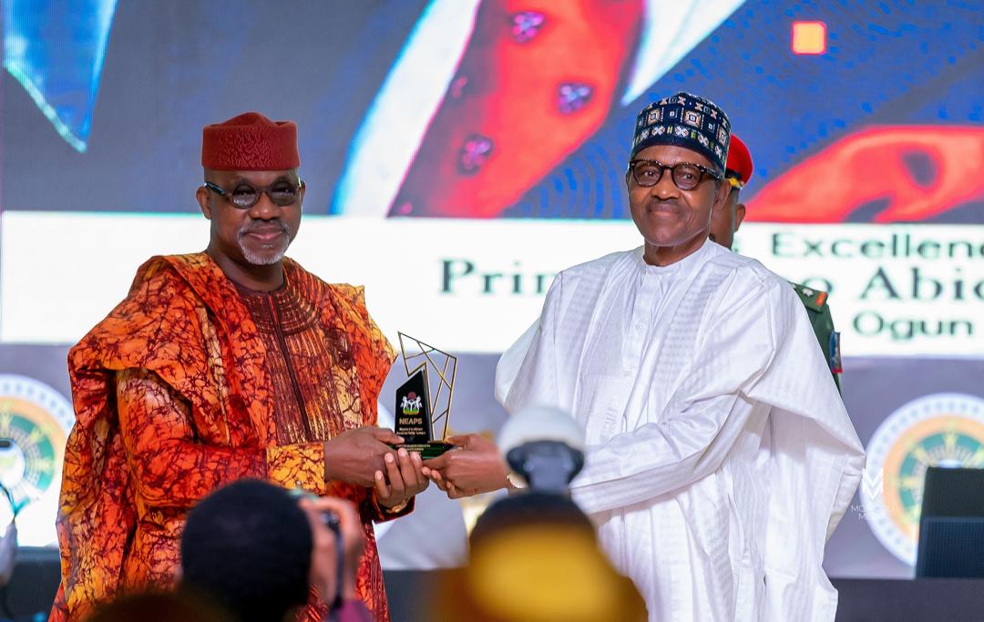 HE Presdient Muhammadu Buhari presenting the award for Industrial Revolution to HE Gov Dapo Abioduni of Ogun State