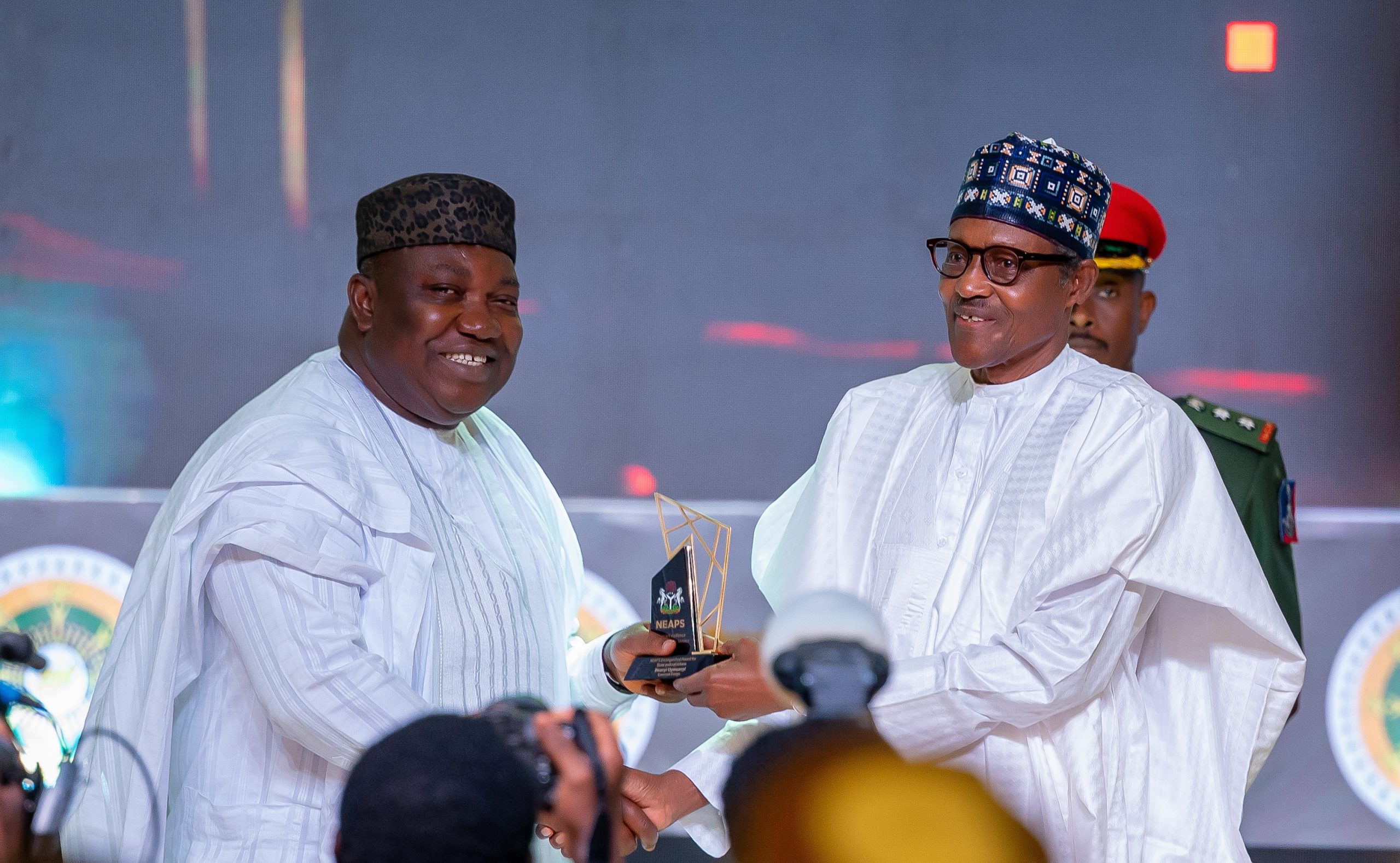 HE Presdient Muhammadu Buhari presenting the award for Judicial Reforms to the immediate past Governor of Enugu State, HEIfeanyi Ugwuanyi