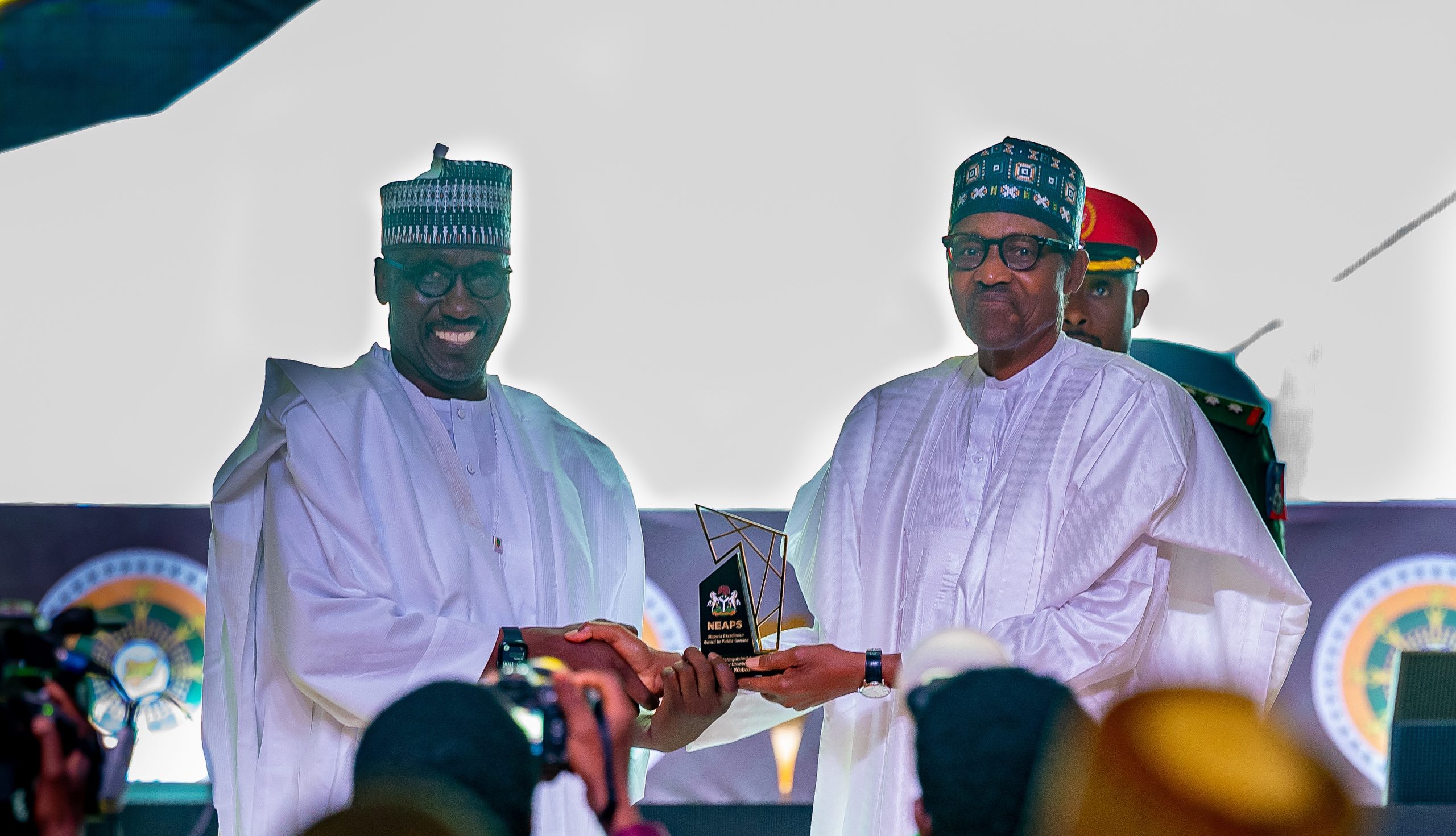HE Presdient Muhammadu Buhari presenting the award for Outstanding Reform Initiative to the MD of the NNPC Mele Kolo Kyari,